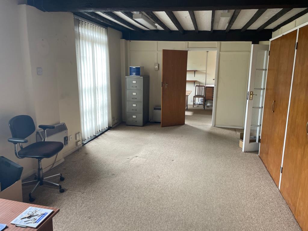 Lot: 59 - SUBSTANTIAL DETACHED OAST BUIDLING ARRANGED AS OFFICES & STORAGE WITH YARD & OUTBUILDINGS -